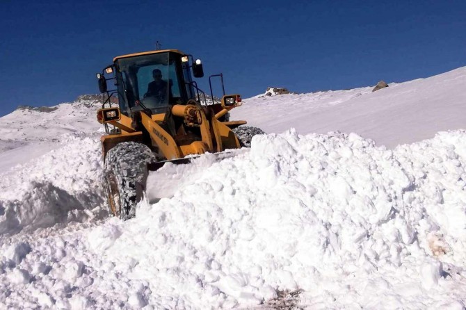 Siirt'te kar yağışı nedeniyle 104 köy yolu ulaşıma kapandı
