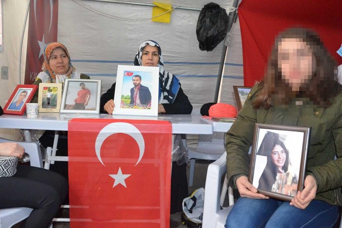 PKK'dan kaçarak teslim olan genç kız evlat nöbetindeki aileleri ziyaret etti