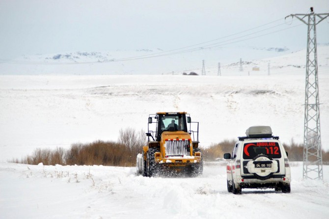 Ağrı'da sağlık ekipleri kepçe eşliğinde hastaya ulaştı