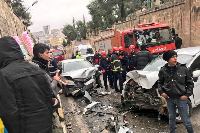 İki otomobil kafa kafaya çarpıştı: 2 yaralı