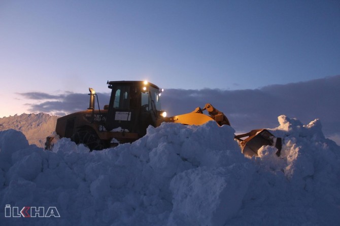 Li Agirîyê rêya 407 gundan ji ber berfê hat girtin