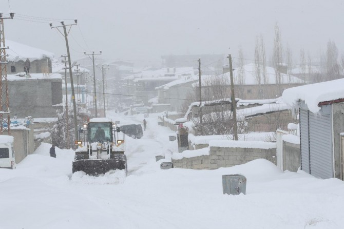 Van'da karla mücadele çalışmaları sürüyor