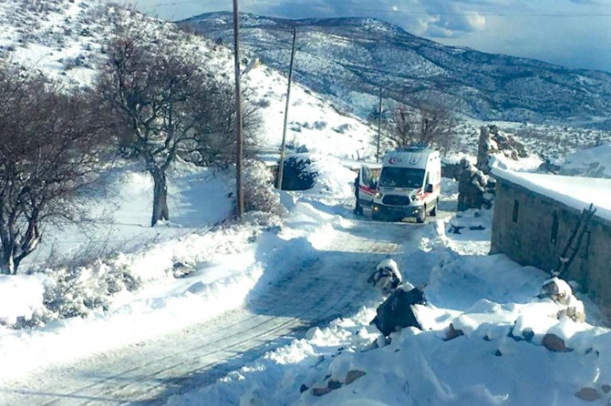 Batman’da kar ve tipi nedeni ile yolu kapanan köylerdeki 8 hasta kurtarıldı