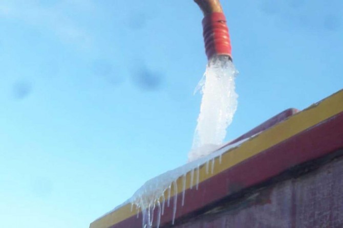 Samsat'ta su boruları donan okullara araçla su taşındı