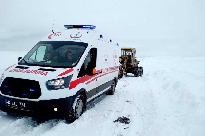 ​Malatya'da hasta almaya giden sağlık ekipleri fırtınaya yakalandı