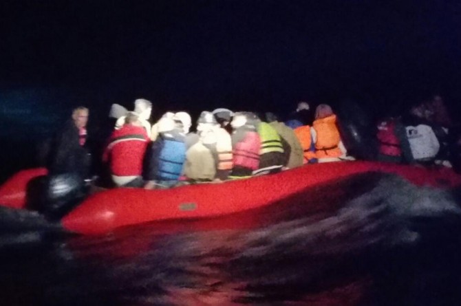 İzmir Foça'da 30 düzensiz göçmen yakalandı