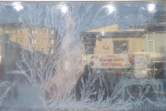 Soğuk havalar camları tabloya dönüştürdü, sıcak suyu havada dondurdu