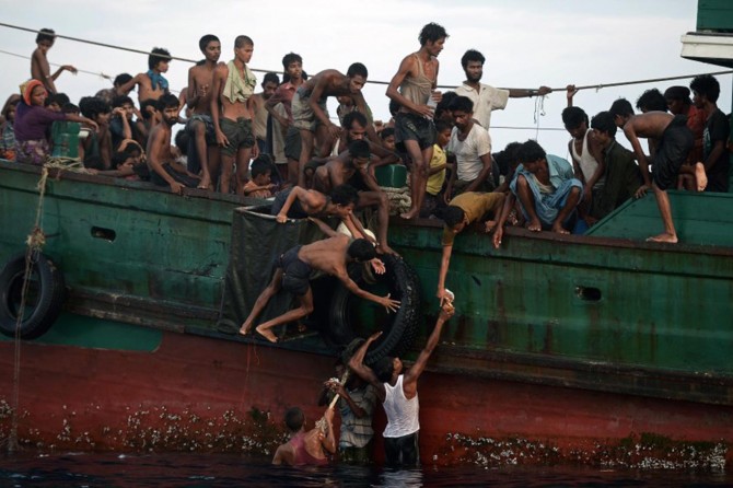 Arakanlı mültecileri taşıyan teknenin alabora olması sonucu 16 kişi hayatını kaybetti