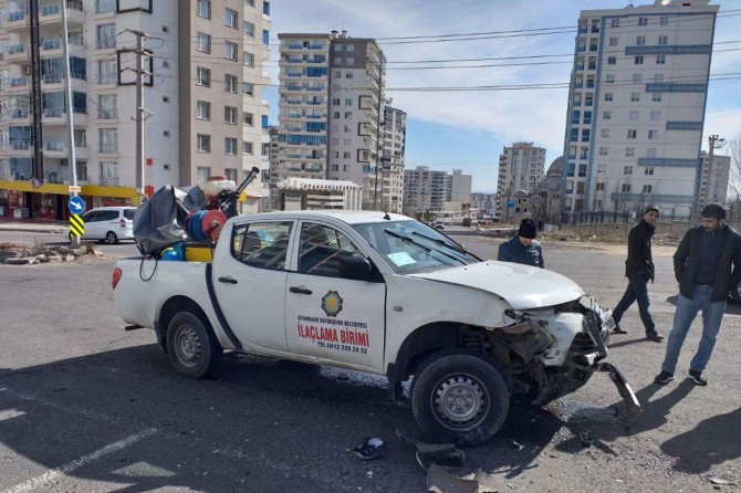 Diyarbakır'da belediye ilaçlama aracı ile otomobil çarpıştı: 5 yaralı
