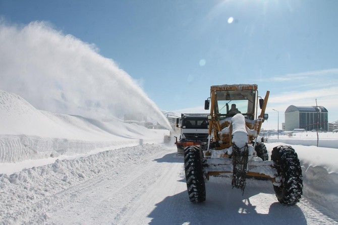 Bitlis Belediye Başkanı Tanğlay: “Karla mücadele için günlük 100 bin TL harcıyoruz”