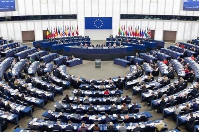 Avrupa Parlamentosu, Türk bayrağını yırtan Yunan milletvekiline ceza verdi