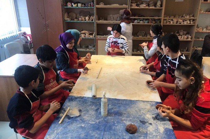 Depremi yaşayan çocuklara sanatsal destek eğitimi verildi