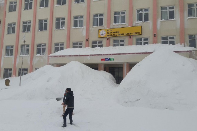 Bitlis'te eğitime kar engeli: Okullar bir gün tatil