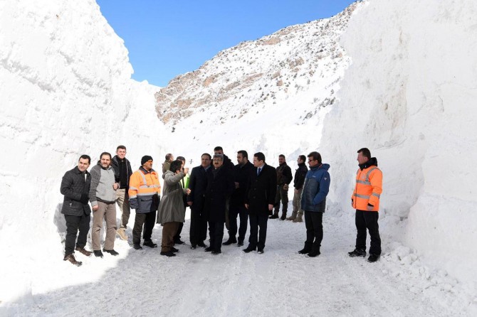 Van Valisi Bilmez çığ bölgesinde incelemelerde bulundu