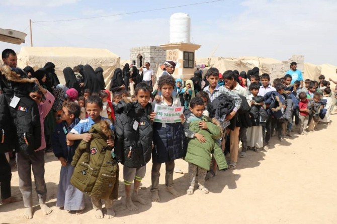 Weqfa Kerwana Umûdê li Yemenê ji kesên muxtac re alîkarîya cil û bergan kir