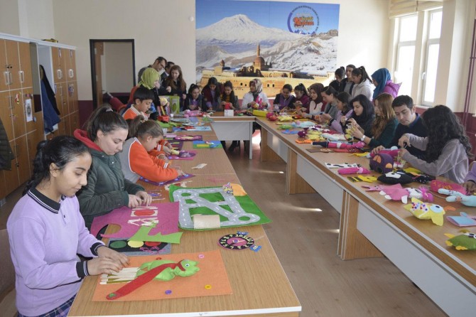 Öğrenciler, depremzede çocuklar için oyuncak hazırlıyorlar