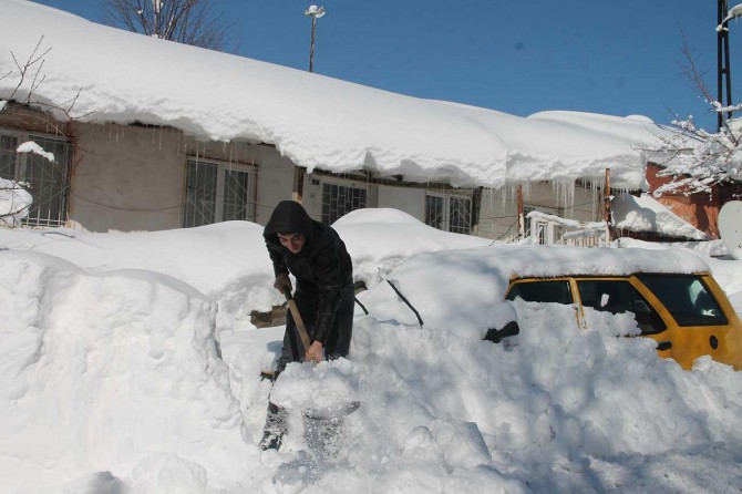 Bitlis'te araçlar ve tek katlı evler kara gömüldü