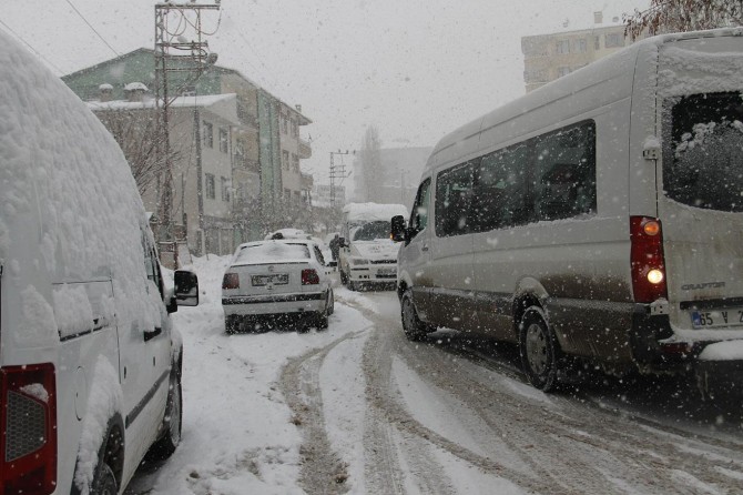Van'da yoğun kar yağışı sürücülere ve yayalara zor anlar yaşatıyor