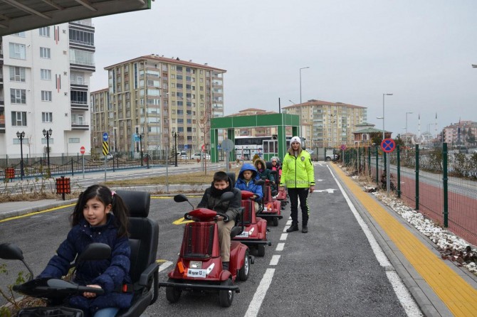 Malatya'da öğrencilere teorik ve uygulamalı trafik eğitimi verildi