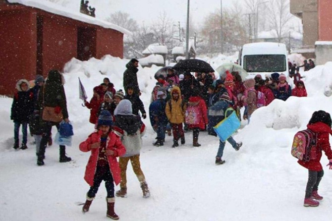 Ağrı'da kar nedeniyle eğitime bir gün ara verildi