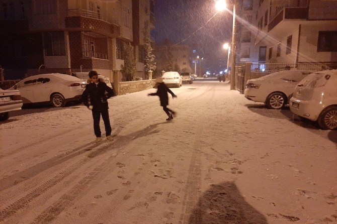 Şanlıurfa'da yağan kar okulları tatil ettirirken çocukları da sevindirdi