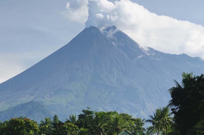 Endonezya'nın Cava Adası'nda bulunan Merapi Yanardağı'nda patlama
