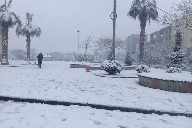 Şanlıurfa'da kar nedeniyle cuma günü de okullar tatil edildi