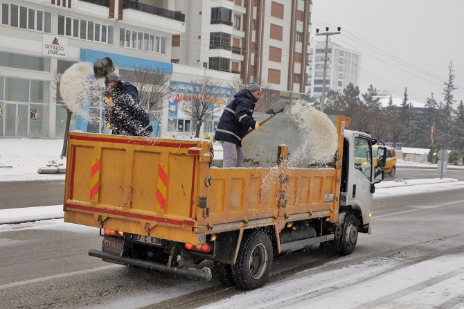 Gaziantep’te kar ile mücadele çalışması aralıksız devam ediyor