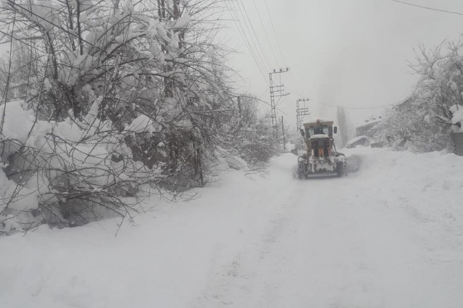 Van’da karla mücadele çalışmaları aralıksız sürüyor