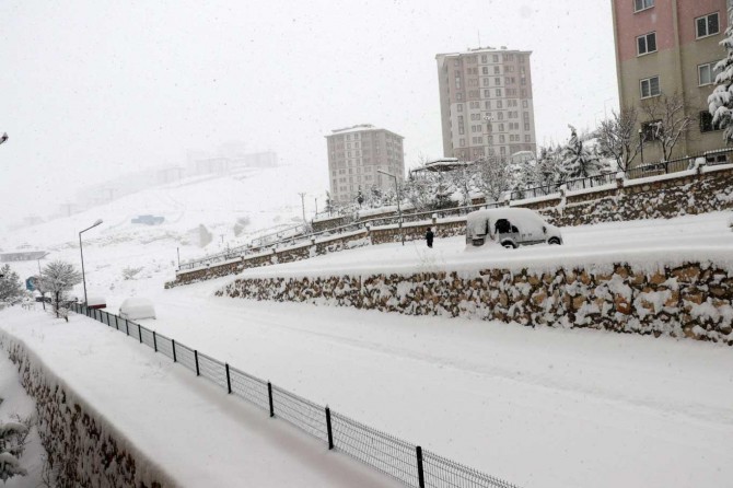 Malatya'da kar yağışı nedeniyle yaklaşık 500 mahalle yolu ulaşıma kapandı