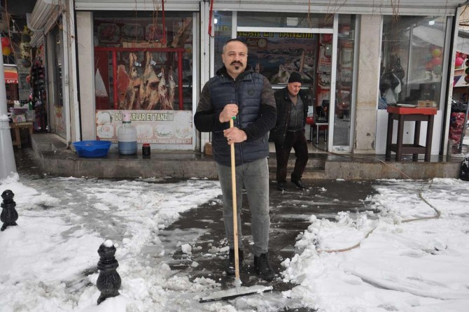 Batman esnafı çarşıda kar temizliği yapmadığı için Belediyeye tepki gösterdi.