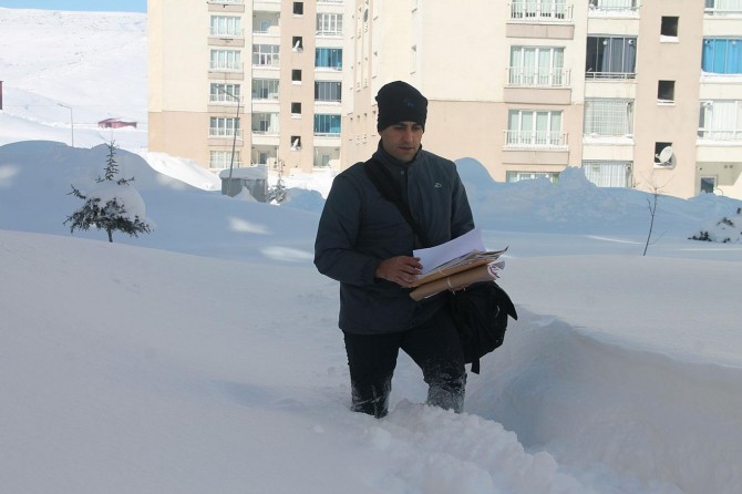 Postacılar karı yara yara gönderileri evlere ulaştırıyor