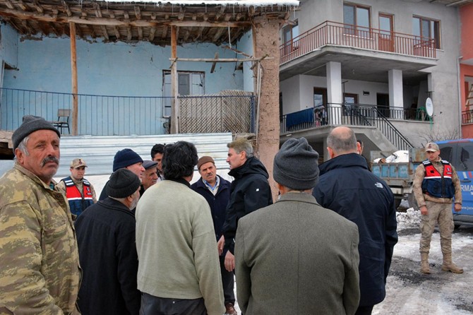 ​Malatya Valisi Baruş depremde zarar gören merkezdeki mahalleleri inceledi