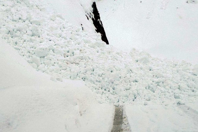 Pervari'de yol açma çalışmaları sırasında çığ düştü