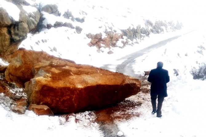 Malatya'da yola düşen kayalar korkuttu