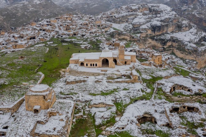 Batman’da karın oluşturduğu kartpostallık manzaralar kendine hayran bıraktı