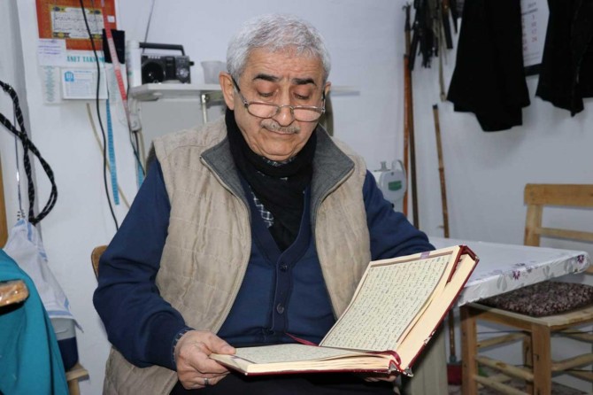 57 yıllık terzi ustası: "Kur'an-ı Kerim okumadan işe başlamıyorum"