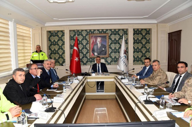 Adıyaman Valisi Pekmez: Otobüs şoförlerinin kurallara riayet etmesi son derece önemli