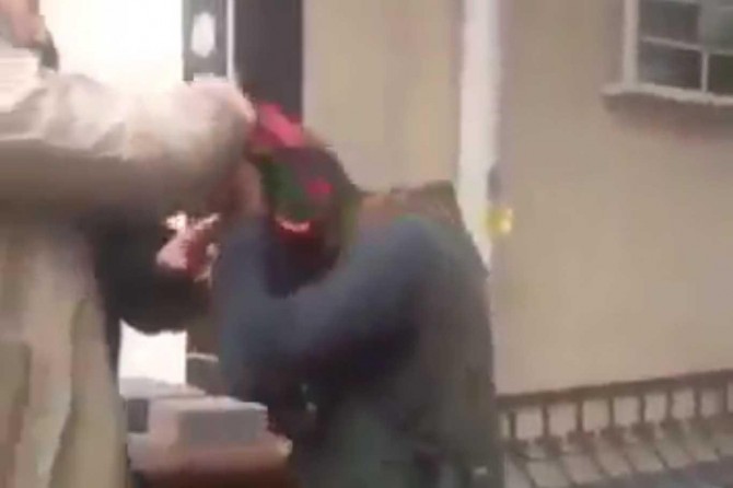 Boynuna ülkesinin simgesini dolayan Afgan mülteciye tokat büyük tepki çekti