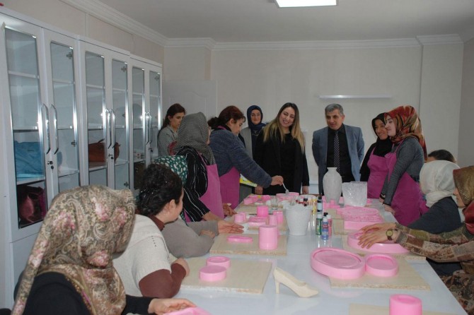 Suriyeli kadınlar katıldıkları kurslarla meslek sahibi oluyor