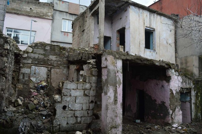 Madde bağımlılarının mesken tutuğu harabe evin yıkılmamasına vatandaşlardan tepki geldi