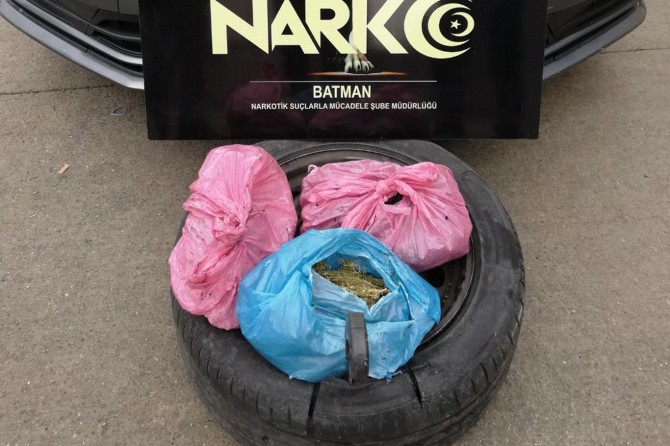 Batman'da araç lastiğine gizlenmiş bir kilo esrar ele geçirildi