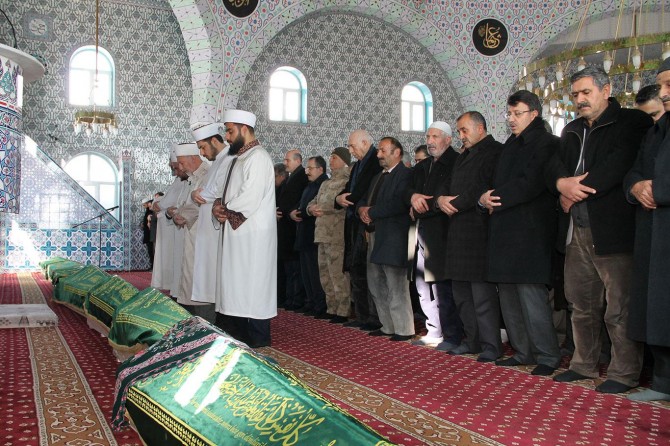 Van'da depremde hayatını kaybeden 9 kişinin cenazesi defnediliyor