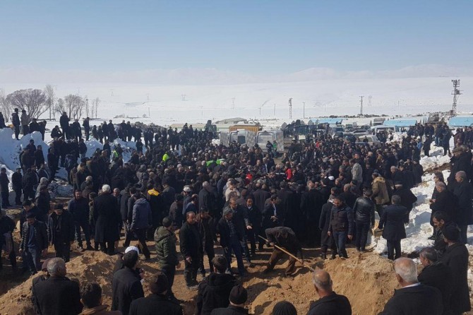 Van'da, depremde hayatını kaybeden 9 kişinin cenazesi defnedildi
