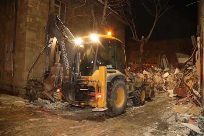 Van’daki kaçak yapılar belediye ekipleri tarafından yıkıldı