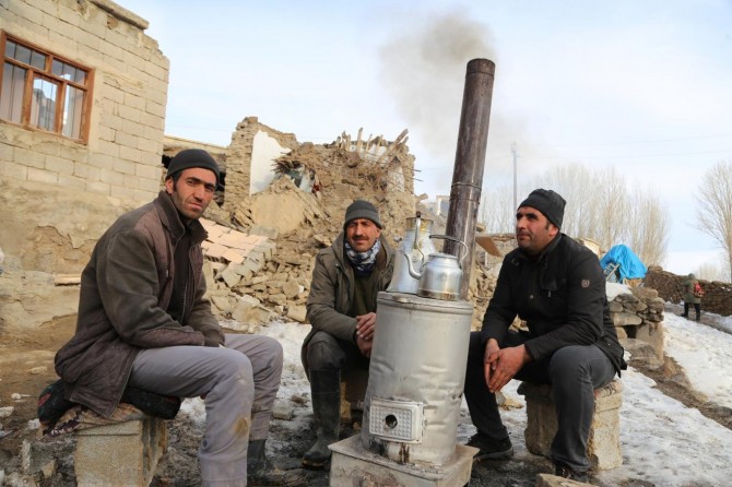 Van'daki depremzedeler enkaza dönüşen evleri için yardım bekliyor