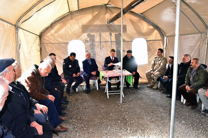 Malatya Valisi Aydın Baruş, depremde zarar gören 3 mahallede incelemelerde bulundu