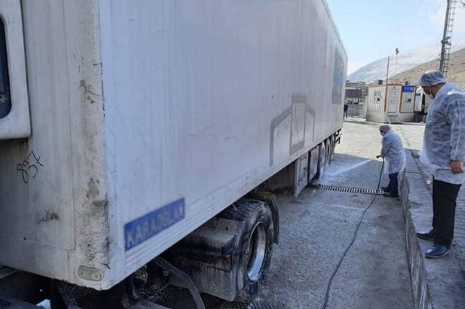 Gürbulak Sınır kapısında araçlar dezenfekte ediliyor
