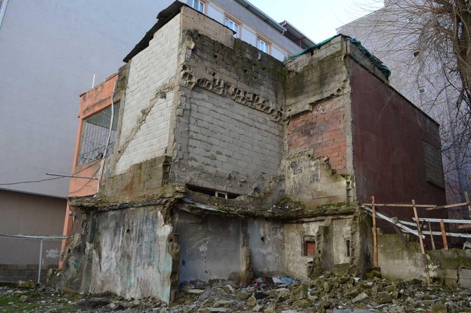 Harabe evde yaşam mücadelesi veren 9 nüfuslu Suriyeli aileden yardım çağrısı