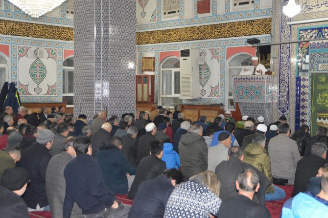 Ağrılılar Regaip Kandili'ni Merkez Camii'nde ihya ettiler